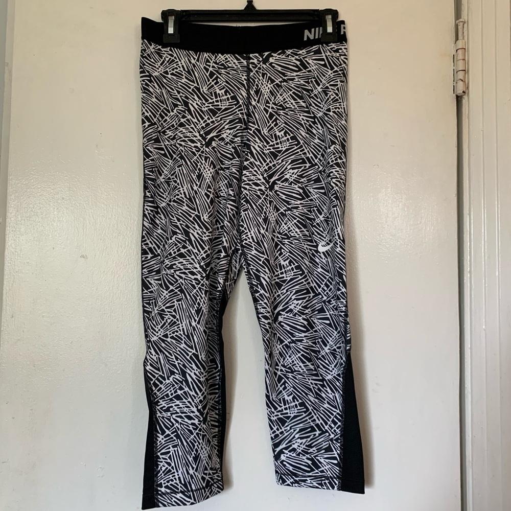 Nikepro Large black & white Capri leggings